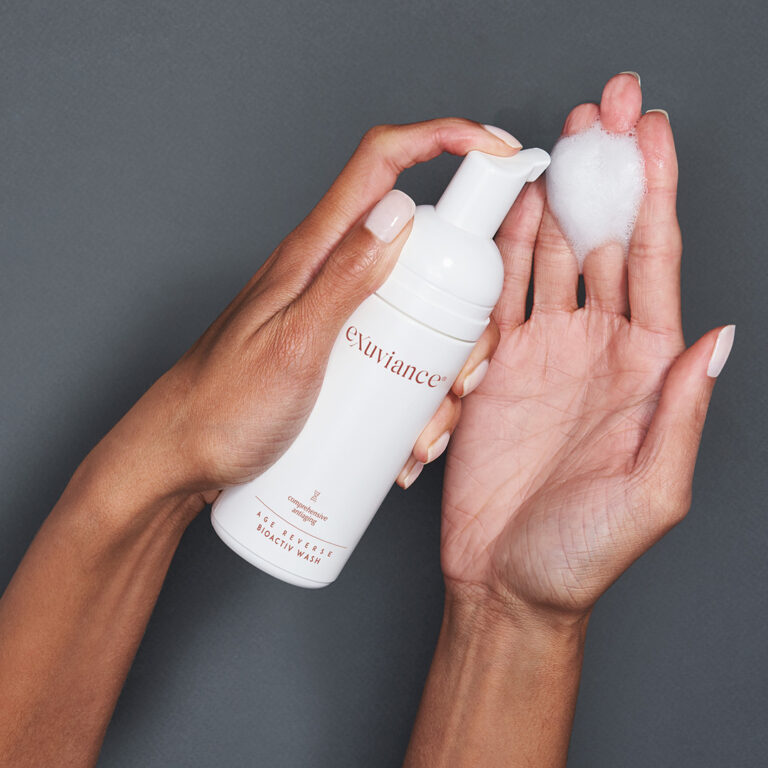 Kuva sosiaaliseen mediaan Exuviance Age Reverse BioActiv Wash 1