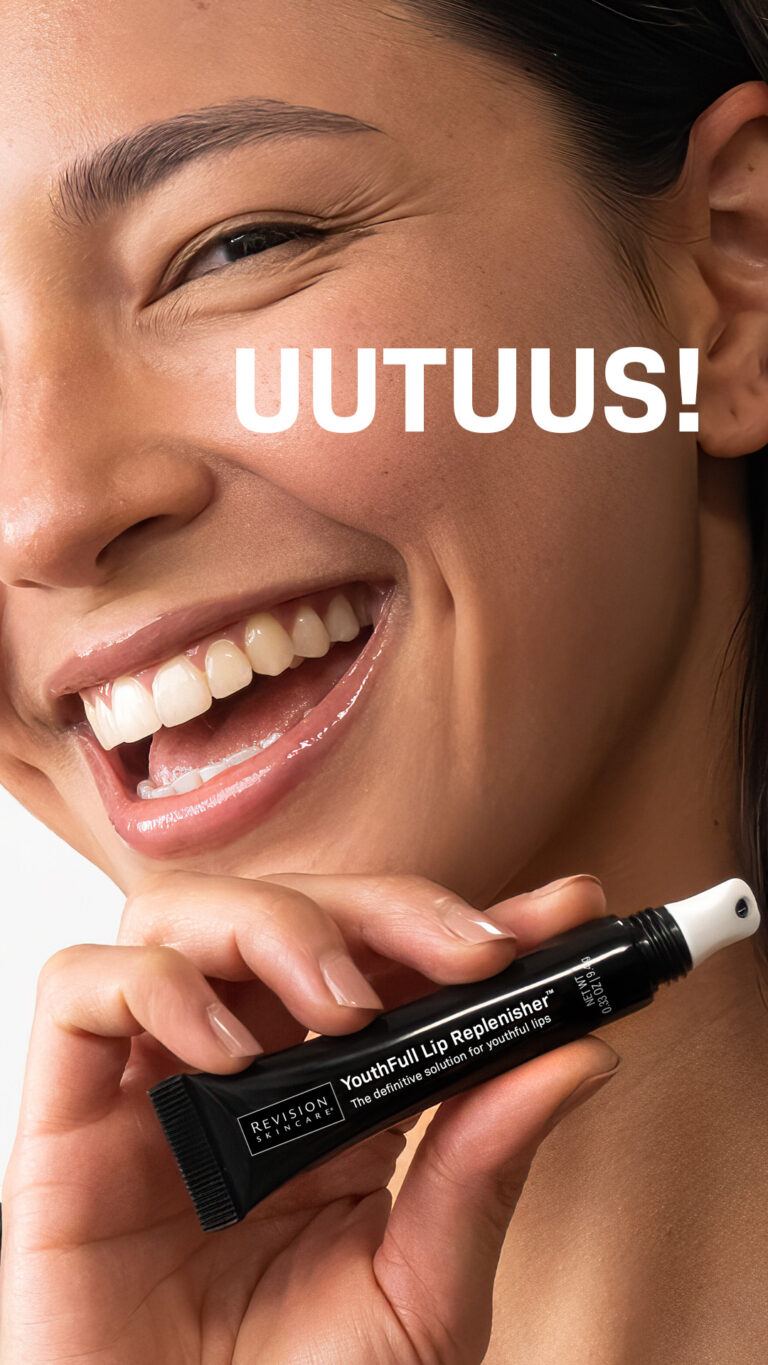 Kuva sosiaaliseen mediaan Revision Skincare YouthFull Lip Replenisher modell story